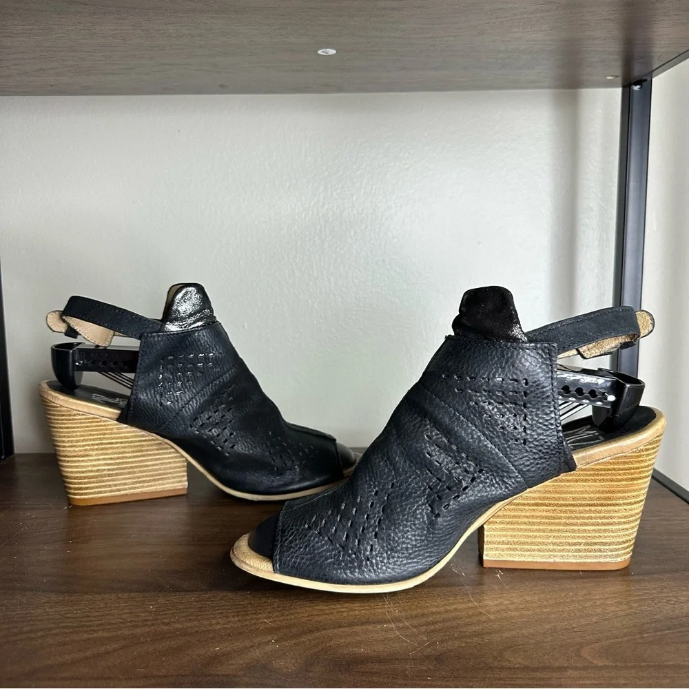 Miz Mooz Kensley Black Leather Wedge Peep Toe Sandals Sz 41 Womens